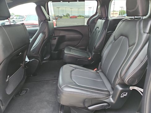 Used 2025 Chrysler Pacifica Select FWD image 17