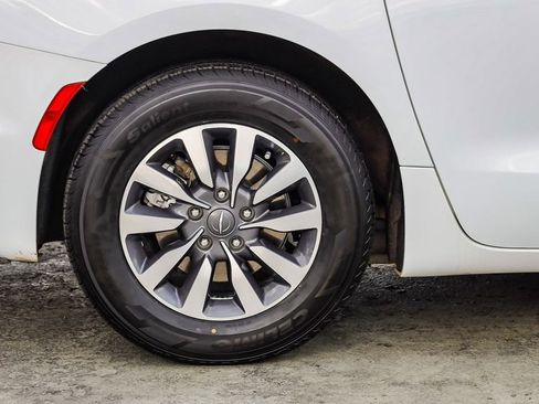 Certified 2024 Chrysler Pacifica Select image 12