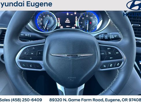 Used 2024 Chrysler Pacifica Touring-L image 27