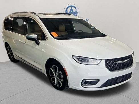 Used 2025 Chrysler Pacifica Pinnacle w/ Trailer Tow Group FWD image 27