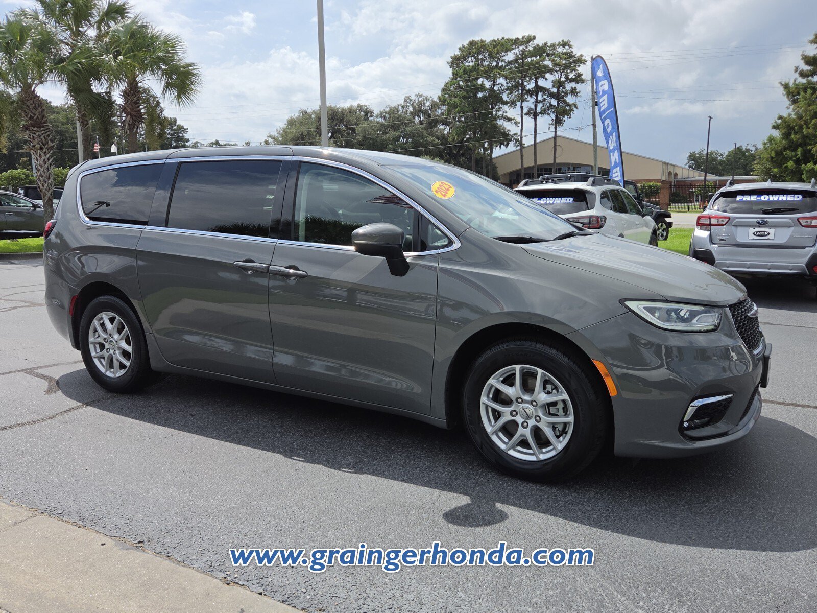 Used 2023 Chrysler Pacifica Touring-L FWD image 7