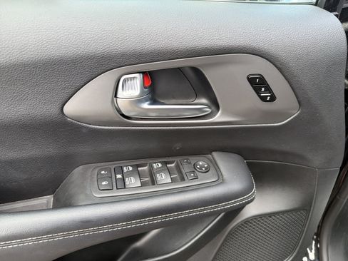 Used 2025 Chrysler Pacifica Select FWD image 18