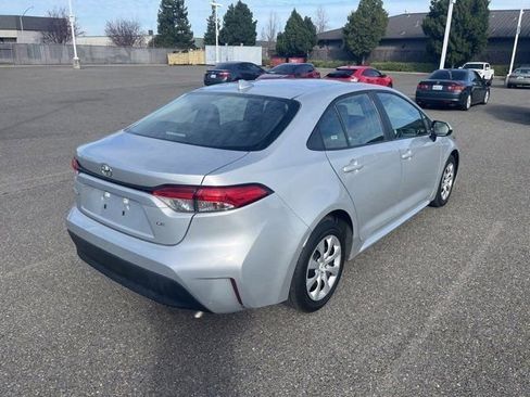 Used 2024 Toyota Corolla LE image 5