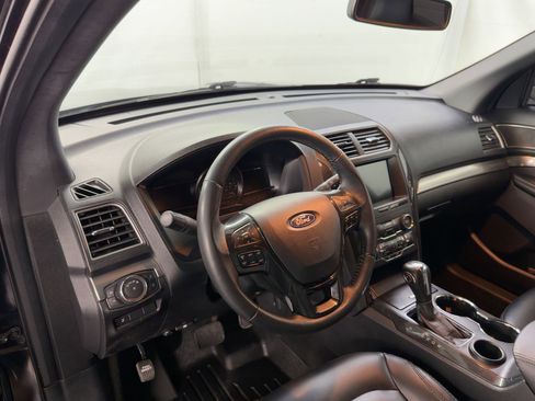 Used 2019 Ford Explorer XLT w/ Equipment Group 202A image 4