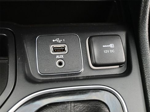 Used 2019 Jeep Cherokee Limited image 13