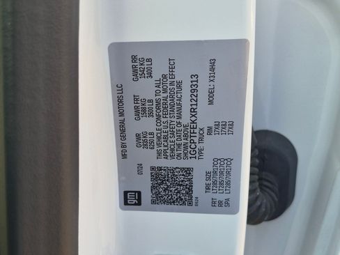 Used 2024 Chevrolet Colorado ZR2 w/ Technology Package AWD/4WD image 35