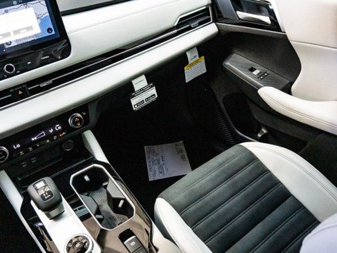 New 2025 Mitsubishi Outlander SE image 17