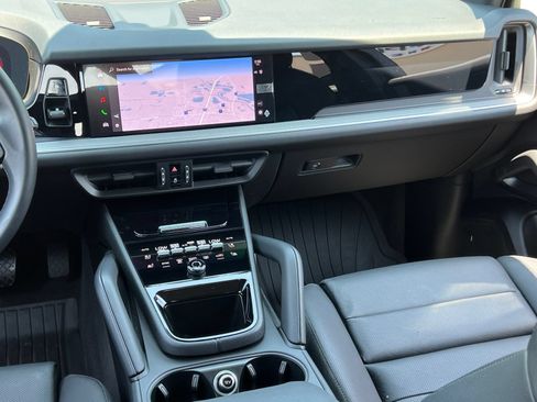 Certified 2025 Porsche Cayenne AWD/4WD image 28