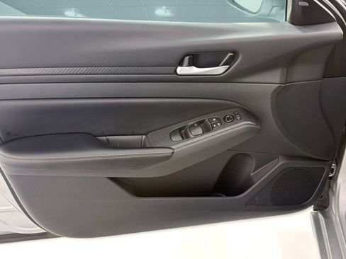 Used 2025 Nissan Altima 2.5 SV FWD image 25