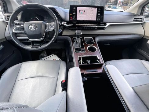 Used 2024 Toyota Sienna XLE image 21