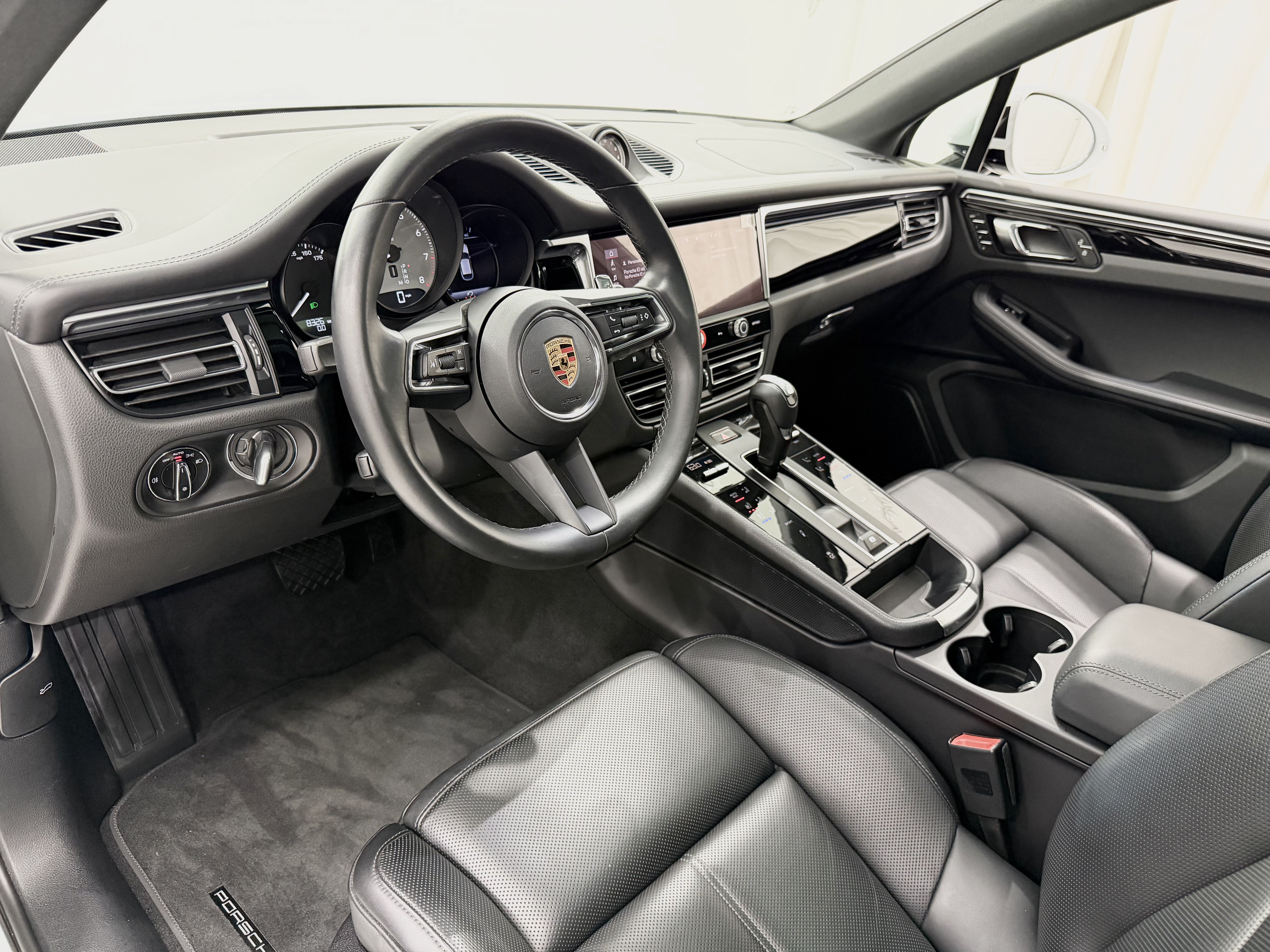 Certified 2024 Porsche Macan S AWD/4WD image 4