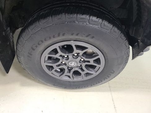 Certified 2018 Toyota Tacoma SR5 AWD/4WD image 37