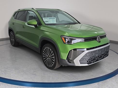 New 2026 Volkswagen Taos SE FWD image 3