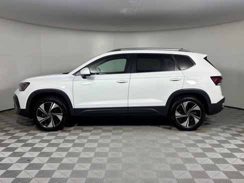 Used 2025 Volkswagen Taos SE image 4
