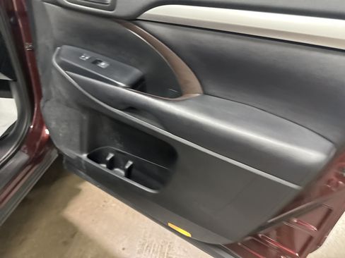 Used 2019 Toyota Highlander XLE AWD/4WD image 43