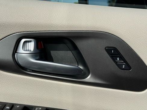 Used 2024 Chrysler Pacifica Touring-L image 23