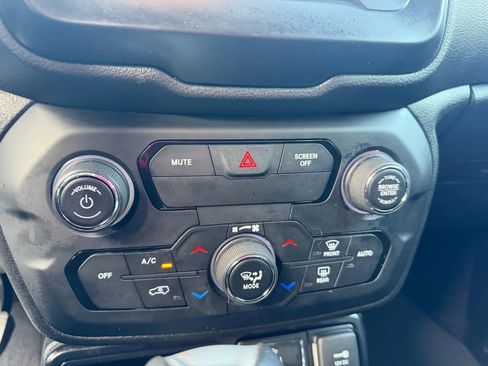 Used 2019 Jeep Renegade Altitude w/ Quick Order Package 2XM image 20