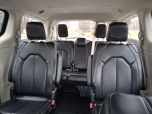 Used 2024 Chrysler Pacifica Touring-L image 21