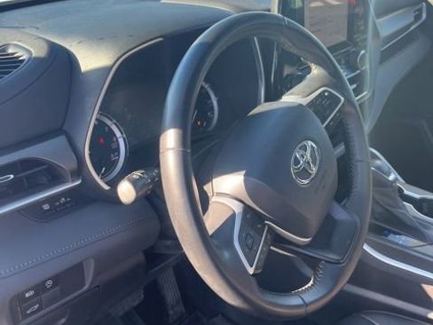 Used 2023 Toyota Highlander XLE image 15