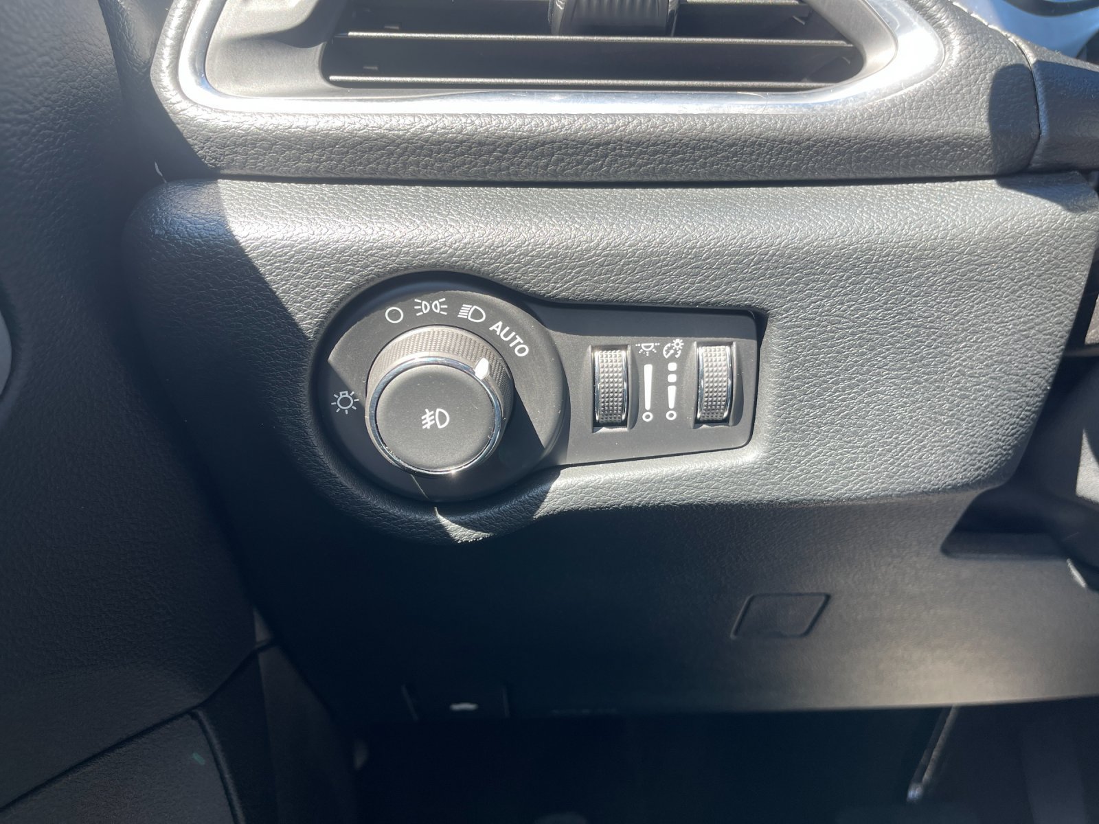 Used 2025 Chrysler Pacifica Limited FWD image 32