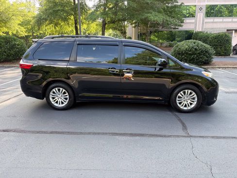 Used 2016 Toyota Sienna XLE FWD image 2