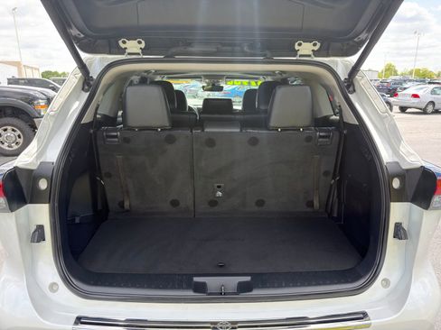 Used 2024 Toyota Highlander XLE AWD/4WD image 23