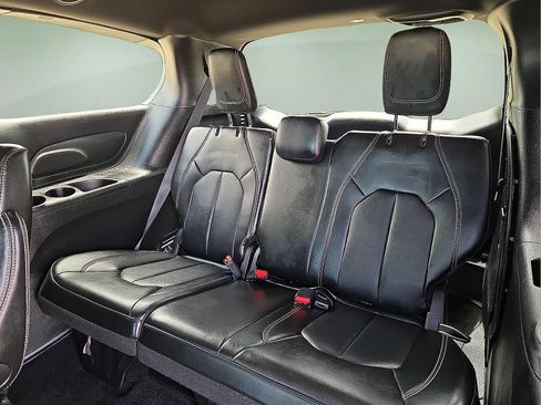 Used 2025 Chrysler Pacifica Select FWD image 11