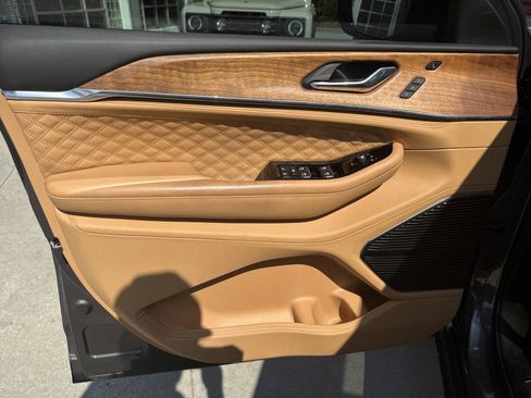 Used 2025 Jeep Grand Cherokee L Summit image 18