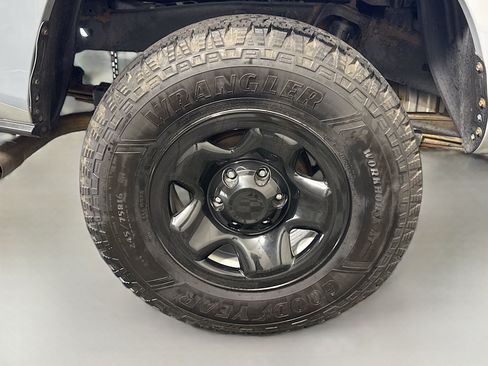Used 2020 Toyota Tacoma SR5 RWD image 32