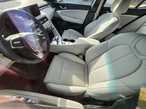 Used 2025 Genesis G70 2.5T image 8