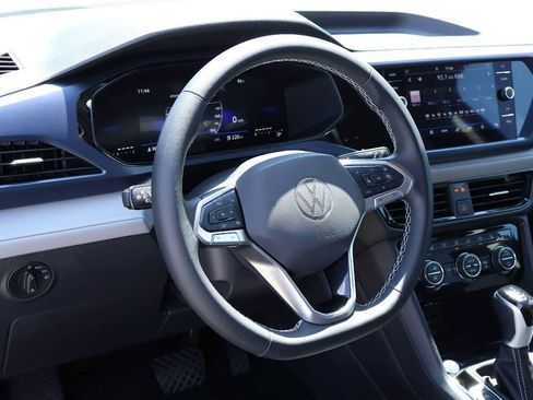 Used 2024 Volkswagen Taos SE w/ MDO Package FWD image 2