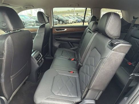 Used 2025 Volkswagen Atlas SE image 17