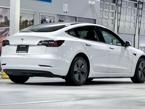 Used 2023 Tesla Model 3 Standard Range RWD image 9