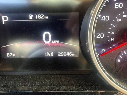 Used 2024 Kia Carnival EX FWD image 13
