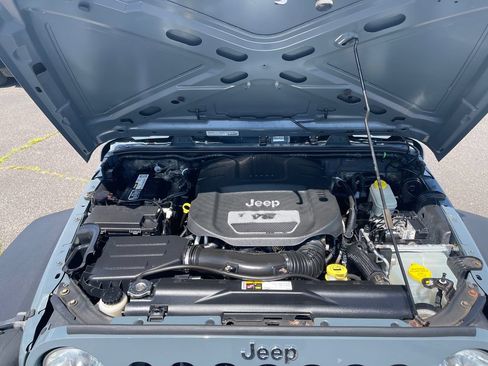 Used 2014 Jeep Wrangler Unlimited Rubicon w/ Connectivity Group AWD/4WD image 11