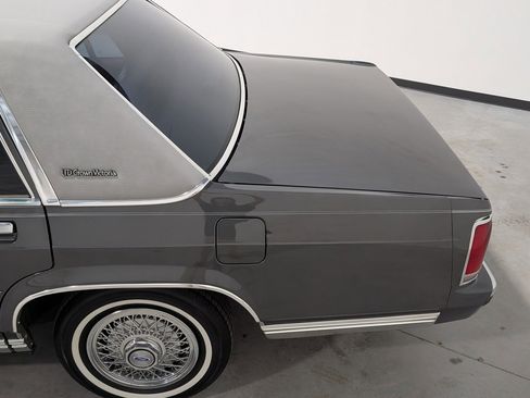 Used 1988 Ford LTD Crown Victoria RWD image 32