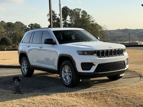 New 2025 Jeep Grand Cherokee Laredo image 9