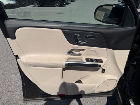 Used 2025 Mercedes-Benz GLB 250 image 6