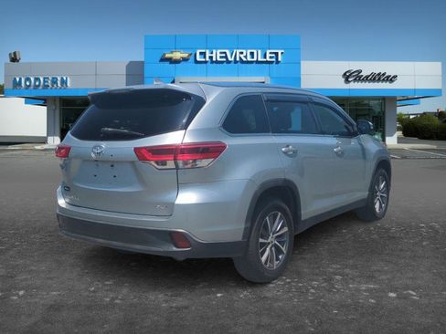 Used 2019 Toyota Highlander XLE FWD image 5