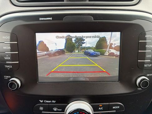Used 2018 Kia Soul + FWD image 18