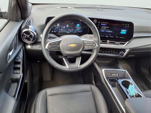 Used 2025 Chevrolet Equinox LT w/ Convenience Package II FWD image 8