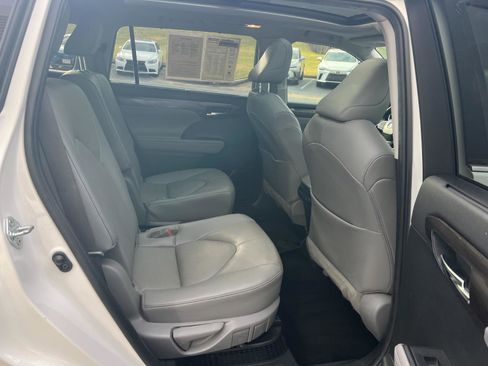 Used 2022 Toyota Highlander Platinum image 13