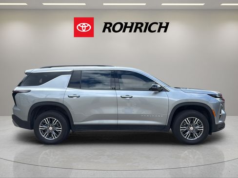 Used 2025 Chevrolet Traverse LT w/ Driver Confidence Package AWD/4WD image 5