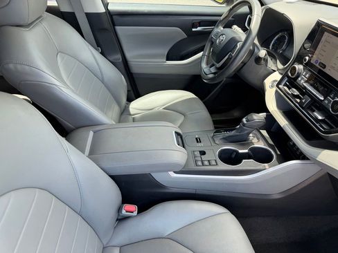 Used 2023 Toyota Highlander XLE FWD image 17