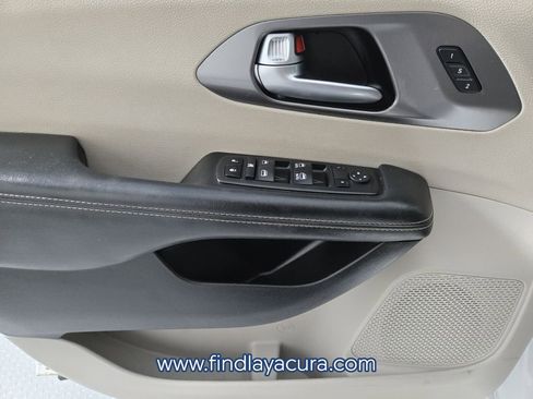 Used 2022 Chrysler Pacifica Touring-L image 19