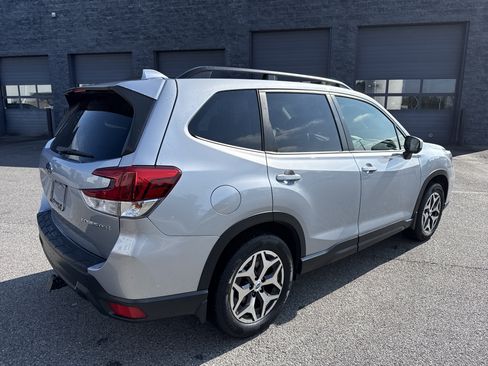 Used 2019 Subaru Forester Premium AWD/4WD image 6