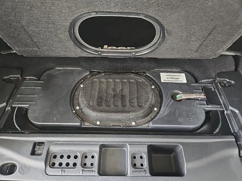 Used 2015 Jeep Wrangler Unlimited Rubicon w/ Max Tow Package image 10