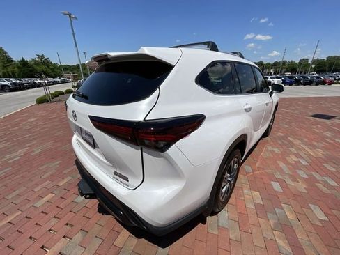 Used 2024 Toyota Highlander XLE AWD/4WD image 33