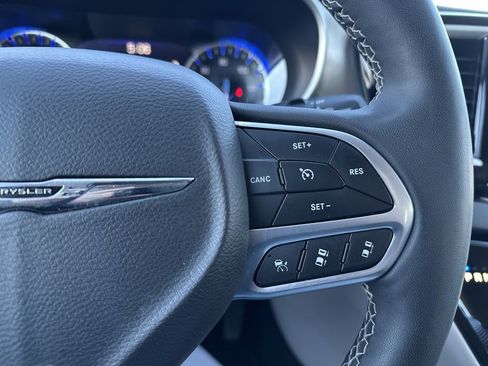 Used 2022 Chrysler Pacifica Touring-L image 30