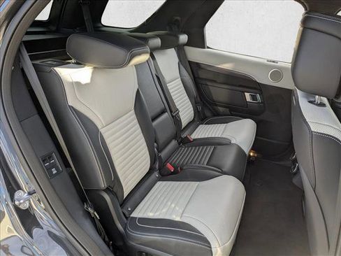 Used 2024 Land Rover Discovery Metropolitan Edition image 21